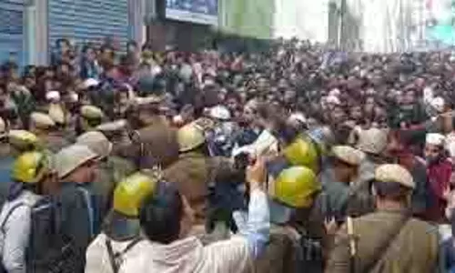 UP News: मस्जिद में सर्वे के लिए पहुंची पुलिस, भीड़ ने किया पथराव UP News: मस्जिद में सर्वे के लिए पहुंची पुलिस, भीड़ ने किया पथराव