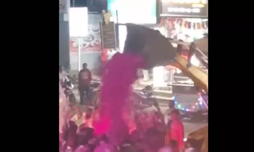 LIVE वीडियो: चुनावी जीत के बाद जश्न के दौरान हादसा, ऐसे लग गई आग LIVE वीडियो: चुनावी जीत के बाद जश्न के दौरान हादसा, ऐसे लग गई आग