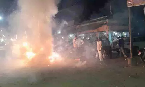 बहराइच: BJP कार्यकर्ताओं ने पार्टी की जीत का जश्न मनाने के लिए पटाखे फोड़े और मिठाइयां बांटी
