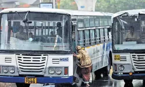टीजीएसआरटीसी लाभ कमाने की राह पर: Minister Ponnam Prabhakar