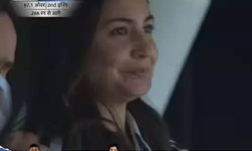 Anushka Sharma भारत ऑस्ट्रेलिया टेस्ट मैच के दौरान यशस्वी जायसवाल का देखा शतक Anushka Sharma भारत ऑस्ट्रेलिया टेस्ट मैच के दौरान यशस्वी जायसवाल का देखा शतक
