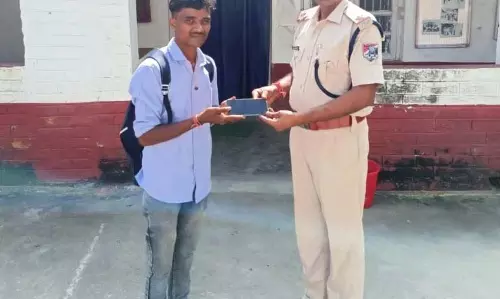 असम: NFR के RPF ने रेल यात्रियों के 49 खोए हुए फोन बरामद किए