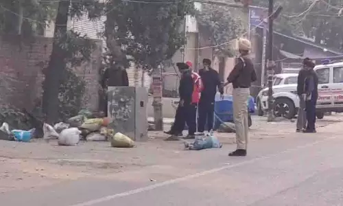 Amritsar: पुलिस स्टेशन के बाहर बम जैसी वस्तु मिलने से हड़कंप Amritsar: पुलिस स्टेशन के बाहर बम जैसी वस्तु मिलने से हड़कंप
