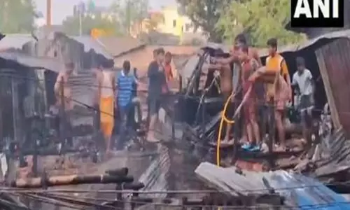 Kolkata में भीषण आग में 10 घर जलकर खाक हो गए
