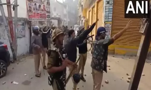 शाही जामा मस्जिद में सर्वेक्षण दल पर पथराव, Police ने स्थिति को नियंत्रित करने के लिए आंसू गैस का इस्तेमाल किया शाही जामा मस्जिद में सर्वेक्षण दल पर पथराव, Police ने स्थिति को नियंत्रित करने के लिए आंसू गैस का इस्तेमाल किया