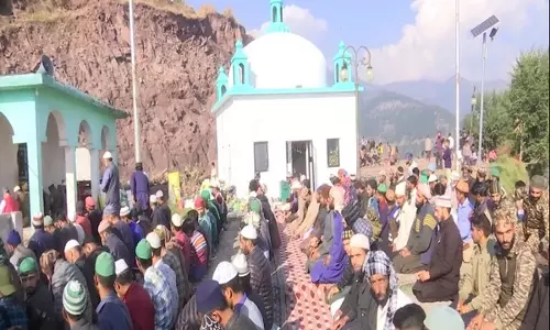 J-K: सूफी संत के 50वें उर्स के अवसर पर हजारों की संख्या में श्रद्धालु जुटे J-K: सूफी संत के 50वें उर्स के अवसर पर हजारों की संख्या में श्रद्धालु जुटे