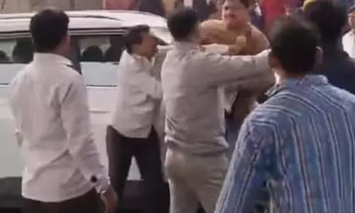 Varanasi: भीड़ ने परिवार के सामने पुलिसकर्मी पर किया हमला