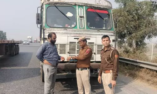 Haryana : पलवल में लेन और गति उल्लंघन के लिए 421 भारी वाहनों पर जुर्माना लगाया गया Haryana : पलवल में लेन और गति उल्लंघन के लिए 421 भारी वाहनों पर जुर्माना लगाया गया