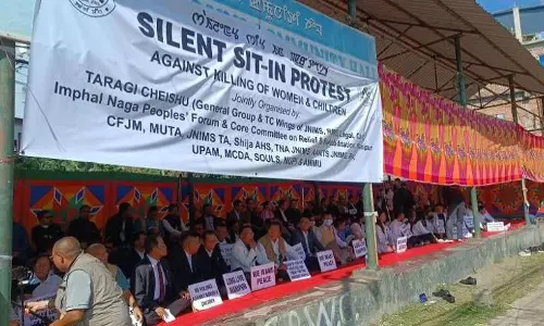 Manipur Crisis: महिलाओं और बच्चों पर हमले की निंदा करते हुए धरना पर बैठे