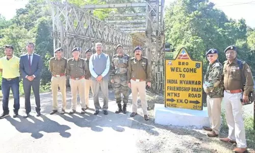Manipur के सुरक्षा सलाहकार और डीजीपी ने मोरेह का दौरा किया Manipur के सुरक्षा सलाहकार और डीजीपी ने मोरेह का दौरा किया