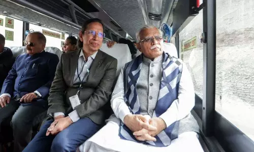 Jammu: ऊर्जा मंत्री ने लेह में हरित हाइड्रोजन बसों के बेड़े को हरी झंडी दिखाई Jammu: ऊर्जा मंत्री ने लेह में हरित हाइड्रोजन बसों के बेड़े को हरी झंडी दिखाई