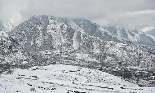 J&K: उत्तरी कश्मीर में बर्फबारी से मौसम सफेद हो गया