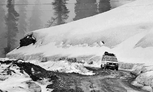 Jammu: बर्फ़बारी के कारण गुरेज़ रोड बंद