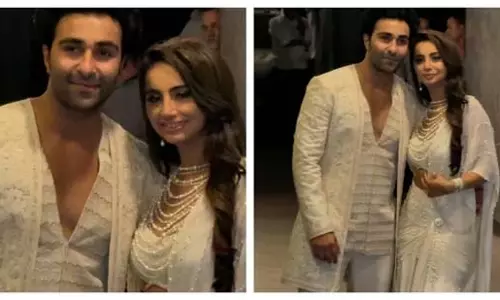Aadar Jain और उनकी होने वाली पत्नी अलेखा आडवाणी दोनों सफ़ेद रंग में रंगे हुए