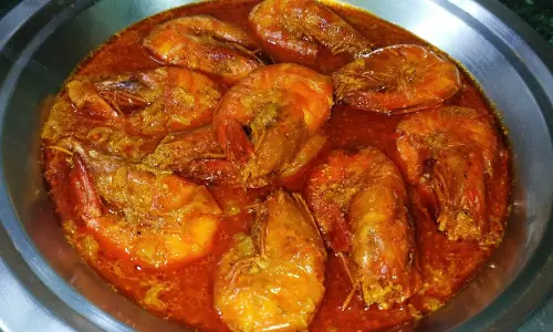 झींगा और क्रेफ़िश टॉपिंग के साथ कुरकुरी कुराओ मछली रेसिपी