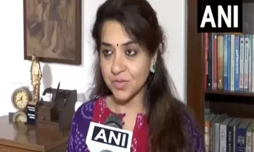 शिंदे-फडणवीस-पवार के बीच पूरी तरह से तालमेल है...: शिवसेना की Shaina NC शिंदे-फडणवीस-पवार के बीच पूरी तरह से तालमेल है...: शिवसेना की Shaina NC