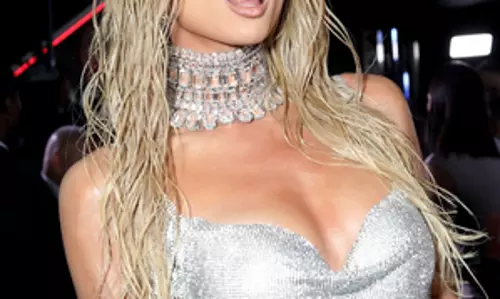 Paris Hilton ने खुलासा किया, उन्होंने कभी भी अपने बालों पर कोई कॉस्मेटिक काम नहीं करवाया Paris Hilton ने खुलासा किया, उन्होंने कभी भी अपने बालों पर कोई कॉस्मेटिक काम नहीं करवाया