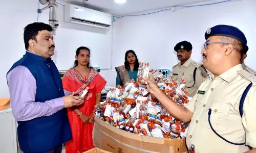 Kurnool collector: राज्य उन्नत परीक्षण के साथ गुणवत्तापूर्ण शराब सुनिश्चित करता है Kurnool collector: राज्य उन्नत परीक्षण के साथ गुणवत्तापूर्ण शराब सुनिश्चित करता है