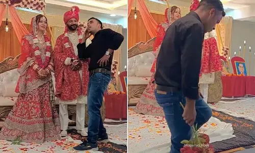 शादी में फूलों का गुलदस्ता लेकर दुल्हन के पास पहुंचा शख्स, डांस VIDEO देख हक्के बक्के रह गए लोग