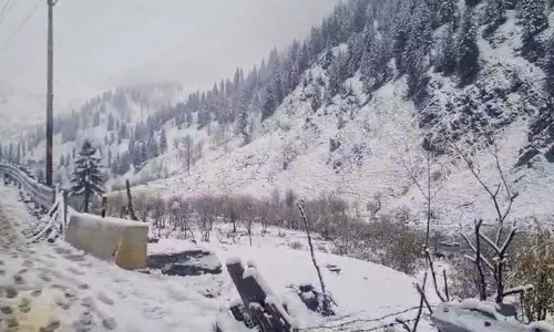 Kashmir के ऊंचे इलाकों में ताजा बर्फबारी Kashmir के ऊंचे इलाकों में ताजा बर्फबारी