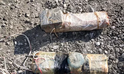अजनाला पुलिस स्टेशन के पास संदिग्ध IED बरामद अजनाला पुलिस स्टेशन के पास संदिग्ध IED बरामद