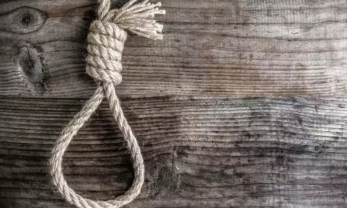 महिला ने फांसी लगाकर की खुदकुशी, पुलिस को मिला सुसाइड नोट महिला ने फांसी लगाकर की खुदकुशी, पुलिस को मिला सुसाइड नोट