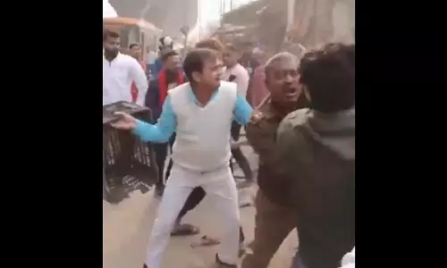 थाना इंचार्ज को भीड़ ने बनाया निशाना, बीच सड़क मारपीट का वीडियो वायरल थाना इंचार्ज को भीड़ ने बनाया निशाना, बीच सड़क मारपीट का वीडियो वायरल