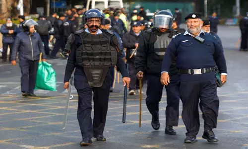 Pakistan: इमरान खान की पार्टी के प्रस्तावित विरोध प्रदर्शन से पहले इस्लामाबाद बंद Pakistan: इमरान खान की पार्टी के प्रस्तावित विरोध प्रदर्शन से पहले इस्लामाबाद बंद