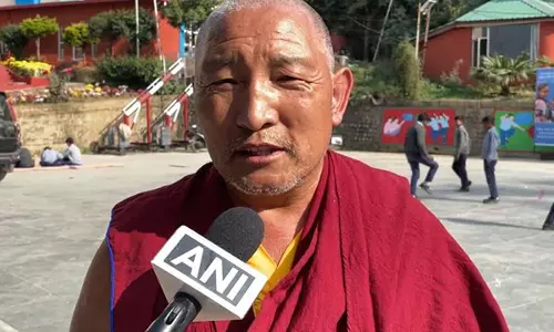 निर्वासित Tibetan भिक्षु भारत में झुग्गी-झोपड़ियों के बच्चों का जीवन बदल रहे