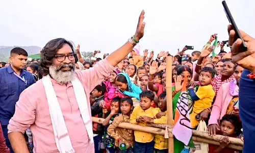 Jharkhand: राज्यपाल से मिलने पहुंचे हेमंत सोरेन, सरकार बनाने का दावा किया पेश