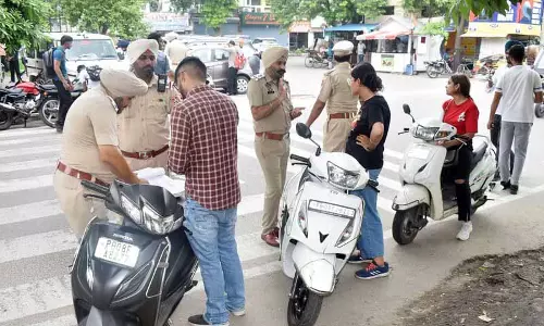 Jalandhar: नाबालिग वाहन चालकों पर कार्रवाई करते हुए 369 चालान काटे गए Jalandhar: नाबालिग वाहन चालकों पर कार्रवाई करते हुए 369 चालान काटे गए