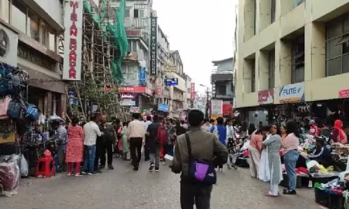 Meghalaya : शिलांग में स्थानांतरण के दावों को लेकर फेरीवालों की पर्यटन मंत्री से झड़प
