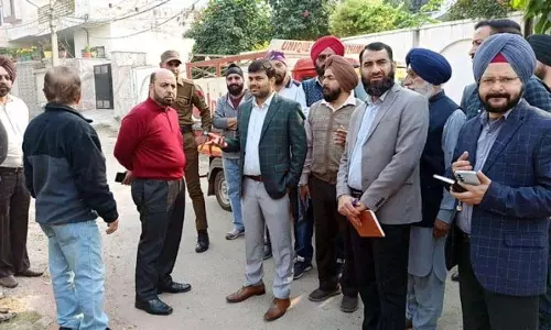 JMC आयुक्त ने त्रिकुटा नगर क्षेत्र का दौरा किया JMC आयुक्त ने त्रिकुटा नगर क्षेत्र का दौरा किया