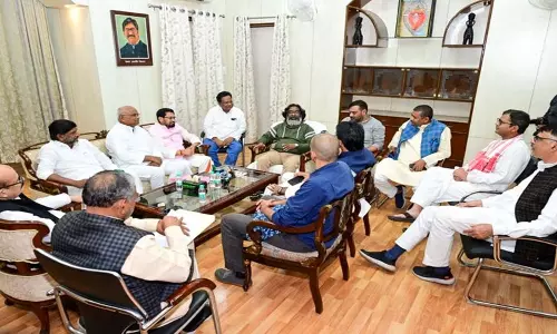 Jharkhand: हेमंत सोरेन ने राज्यपाल से मुलाकात कर सरकार बनाने का दावा पेश किया