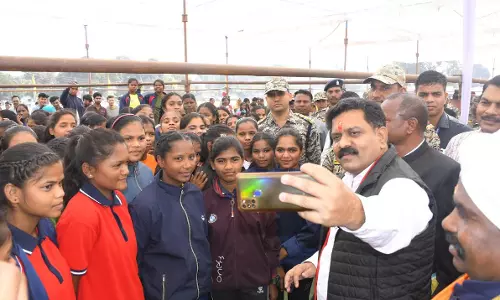 गृहमंत्री विजय शर्मा ने खिलाड़ियों के साथ ली तस्वीर