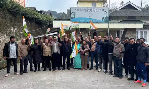 Meghalaya : एनपीपी नेता प्रेस्टोन तिनसॉन्ग ने मेहताब चांडी गाम्बेग्रे की जीत का जश्न मनाने के लिए