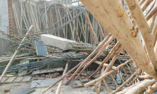 Gurudev Nagar में अवैध व्यावसायिक इमारत को ध्वस्त किया गया