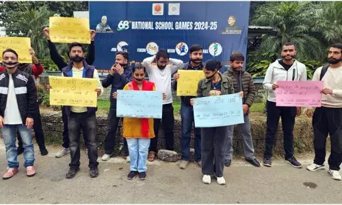 ABVP ने संदर्भित पदों में संस्कृत विषय की उपेक्षा के खिलाफ विरोध प्रदर्शन किया