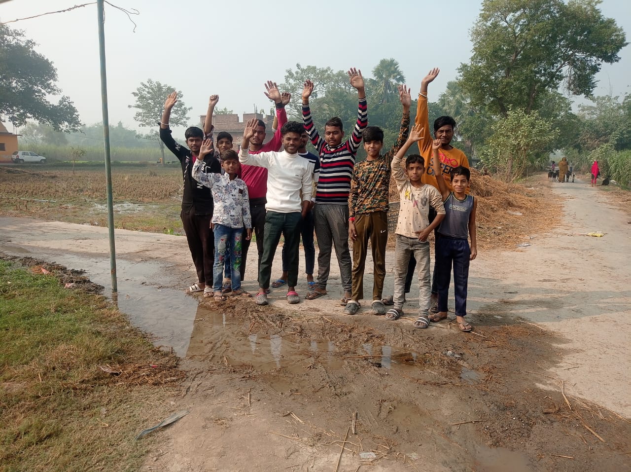 Pipe लीकेज से खराब हो रही सड़क ग्रामीणों का प्रदर्शन