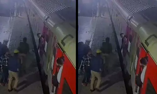 UP: चलती ट्रेन से गिरी महिला, चंद सेकंड में बचाई गई UP: चलती ट्रेन से गिरी महिला, चंद सेकंड में बचाई गई