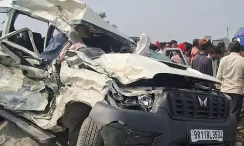 BREAKING: भीषण सड़क हादसे में 4 लोग घायल, 2 गंभीर