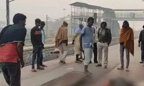 BREAKING: स्टेशन पर यात्री शेड के नीचे मिला शव, फैली सनसनी