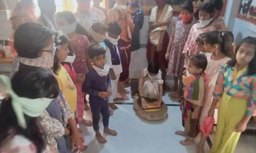 आत्मिक शीतलता प्राप्त करने बच्चों ने चंदन घिसना सीखा