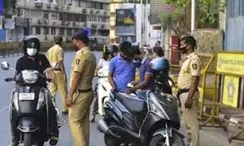 Wesley College के छात्र ने लाल बाज़ार के पास होम गार्ड पर जबरन वसूली का आरोप लगाया Wesley College के छात्र ने लाल बाज़ार के पास होम गार्ड पर जबरन वसूली का आरोप लगाया
