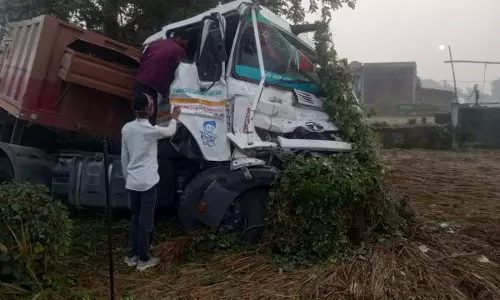 BREAKING: दो ट्रकों में हुई भीषण टक्कर, कैबिन में फंसा रहा चालक