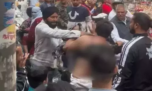 CRIME BREAKING: युवक ने ब्रा पहनकर सड़क पर किया डांस, लोगों जमकर पीटा CRIME BREAKING: युवक ने ब्रा पहनकर सड़क पर किया डांस, लोगों जमकर पीटा