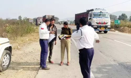 CG: 73 वाहन चालकों पर ट्रैफिक पुलिस लगाया जुर्माना CG: 73 वाहन चालकों पर ट्रैफिक पुलिस लगाया जुर्माना