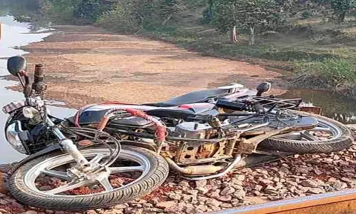 CG: रेल की पटरी पर बाइक चलाते ट्रेन ने मारी ठोकर, 2 गंभीर CG: रेल की पटरी पर बाइक चलाते ट्रेन ने मारी ठोकर, 2 गंभीर