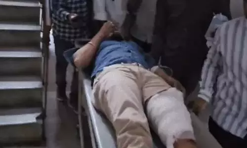 BREAKING: सरपंच के पोते ने वकील पर चलाई गोली, फैली सनसनी BREAKING: सरपंच के पोते ने वकील पर चलाई गोली, फैली सनसनी