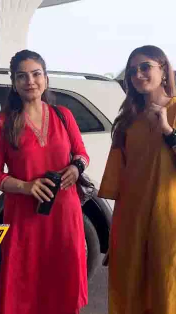 बेटी के साथ एयरपोर्ट पर स्पॉट हुई रवीना टंडन